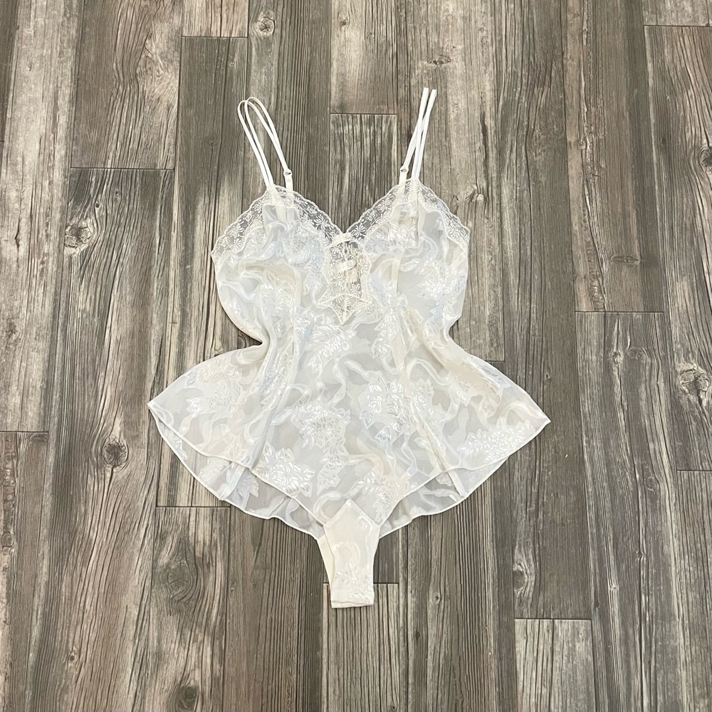Vintage Victoria’s Secret Silk body suit 🦢